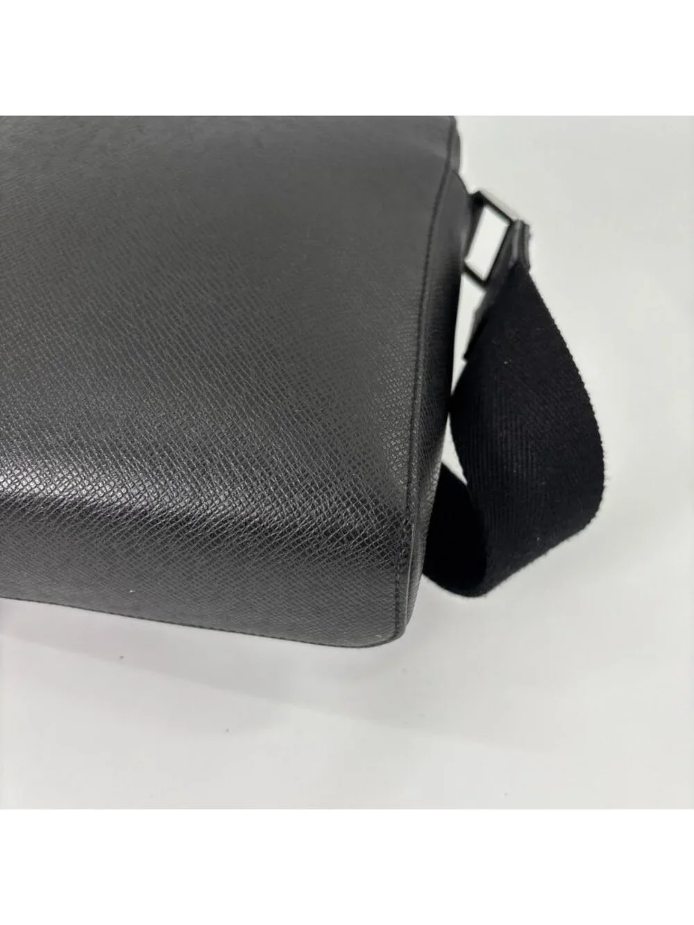 Louis Vuitton Taiga Anton Shoulder Bag